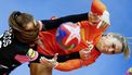 epa11021584 Estavana Polman of Netherlands (R) and Paula Arcos Poveda of Spain in action during the IHF Women's World Handball Championship Main Round IV match between Netherlands and Spain in Frederikshavn, Denmark, 10 December 2023.  EPA/HANNIBAL HANSCHKE