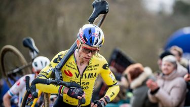 Belgian Wout van Aert competes in the men's elite race of the 'Duinencross' cyclocross cycling race, stage 5/8 in the X2O Badkamers Trophy, in Koksijde on January 4, 2024. 
JASPER JACOBS / Belga / AFP