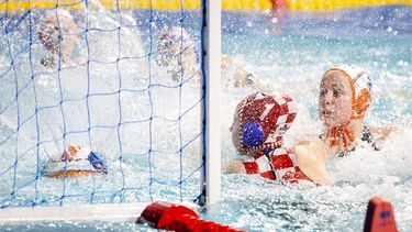 EINDHOVEN - Iris Wolves van Nederland scoort tegen Latica Medvesek van Kroatie tijdens de EK waterpolo voor vrouwen wedstrijd van Nederland tegen Kroatie in het Pieter van den Hoogenband Zwemstadion. ANP SEM VAN DER WAL