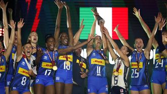 epa12359706 Italy's Anna Danesi (C) holds up the trophy as she celebrates with her teammates after winning the FIVB Women's Volleyball World Championship 2025 final match between Italy and Turkey in Bangkok, Thailand, 07 September 2025.  EPA/RUNGROJ YONGRIT