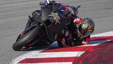 epa11728791 Spanish MotoGP rider Jorge Martin of Aprilia Racing team in action during the training session of the Official Barcelona Test for the 2025 season, at Montmelo racetrack in Barcelona, Spain, 19 November 2024.  EPA/Alejandro Garcia