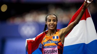 §PARIJS - Sifan Hassan na afloop van het onderdeel finale 5000m (v) tijdens de olympische atletiekwedstrijden. ANP KOEN VAN WEEL