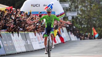 Slovenian rider Tadej Pogacar celebrates as he crosses the finish line to win the men's Elite road race cycling event during the UCI 2025 Road World Championships, in Kigali, on September 28, 2025. 
Anne-Christine POUJOULAT / AFP