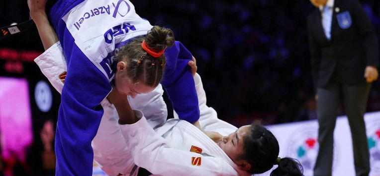 Mongolia's Enkhriilen Lkhagvatogoo (white) competes against Netherlands' Joanne Van Lieshout in the women's under 63 kg bronze medal bout at the World Judo Championships in Baku on October 7, 2026. 
Anne-Christine POUJOULAT / AFP