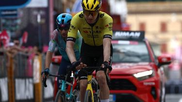 XDS Astana Team's Italian rider Diego Ulissi (L), third and Team Visma-Lease a Bike's Dutch rider Wilco Kelderman, second, cross the finish line of the 8th stage of the 108th Giro d'Italia cycling race of 197kms from Giulianova to Castelraimondo on May 17, 2025. 
Luca Bettini / AFP