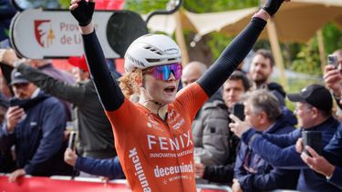 epa12049499 First placed Dutch rider Puck Pieterse of team Fenix-Deceuninck crosses the finish line to win the La Fleche Wallonne one-day cycling classic race for Elite Women over 140,7 km from Huy to Huy, Belgium, 23 April 2025.  EPA/OLIVIER MATTHYS