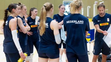 ARNHEM - De TeamNL Volleybaldames met bondscoach Felix Koslowski tijdens een training voorafgaand aan een speelronde van de Volleyball Nations League in Nederland en het WK volleybal in Thailand. ANP IRIS VAN DEN BROEK