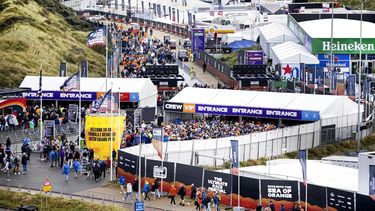2023-08-26 10:45:42 ZANDVOORT - Bezoekers komen aan op het circuit van Zandvoort voorafgaand aan de kwalificaties van de F1 Grand Prix van Nederland. ANP RAMON VAN FLYMEN