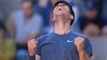 Spain's Carlos Alcaraz celebrates after winning his men's singles semi final match against Italy's Jannik Sinner on Court Philippe-Chatrier on day thirteen of the French Open tennis tournament at the Roland Garros Complex in Paris on June 7, 2024. 
Bertrand GUAY / AFP