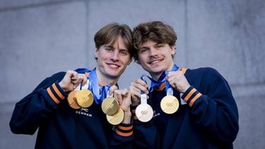 MILAAN - Dubbelportret van de broers Jens (l) en Melle van 't Wout met de medailles die zij hebben behaald op de Olympische Winterspelen. Shorttracker Jens van 't Wout is met drie gouden medailles en een bronzen plak de meest succesvolle Nederlandse mannelijke sporter op één editie van de Winterspelen. Zijn broer Melle won naast goud op de aflossing ook zilver op de 500 meter. ROBIN VAN LONKHUIJSEN / ANP
