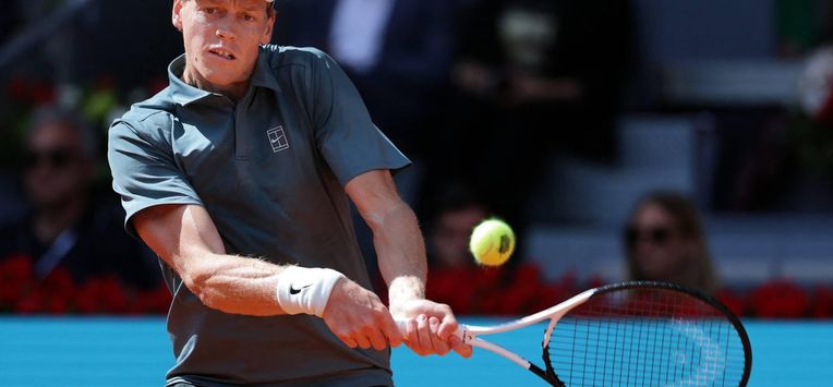 Italy's Jannik Sinner returns a ball to France's Arthur Fils during their 2026 ATP Tour Madrid Open tennis tournament semi-final singles match at the Caja Magica in Madrid, on May 1, 2026. 
Thomas COEX / AFP