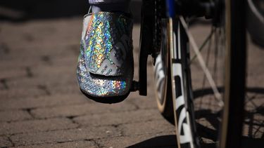 epa10745538 Close-up on the shoee of Dutch rider Dylan Groenewegen of Team Jayco AlUla prior the 13th stage of the Tour de France 2023, a 138kms race from Chatillon-Sur-Charlaronne to Grand Colombier, France, 14 July 2023.  EPA/CHRISTOPHE PETIT TESSON