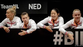 DEN BOSCH - Aranxta Rus, Demi Schuurs, Arianne Hartono tijdens de enkelspelpartij van de kwalificatieronde van de Billie Jean King Cup. De Nederlandse tennisters spelen twee dagen tegen Spanje in de hoop de qualifiers te bereiken. ANP SANDER KONING