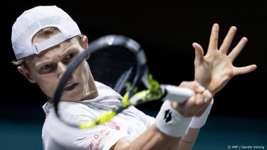 ROTTERDAM - Jesper de Jong in actie tegen Milos Raonic (CAN) op de eerste dag van het tennistoernooi ABN AMRO Open in Ahoy. ANP SANDER KONING