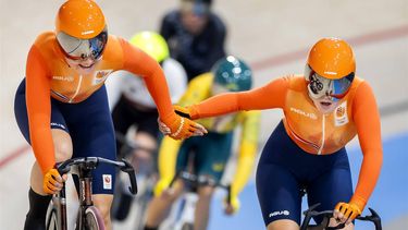 SAINT-QUENTIN-EN-YVELINES - Lisa van Belle en Maike van der Duin tijdens de madison finale (v) bij het baanwielrennen in het Velodrome op de Olympische Spelen. ANP KOEN VAN WEEL