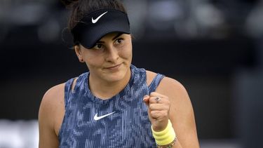 ROSMALEN - Bianca Andreescu (CAN) in actie tegen Naomi Osaka (JPN) op de zevende dag van het Libema Open tennis toernooi in Rosmalen. ANP SANDER KONING