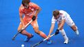 2023-08-27 16:45:56 epa10823897 Netherlands Duco Telgenkamp (L) in action against England's Timothy Nurse (R) during the men’s final match Netherlands vs England at the EuroHockey Championships 2023 in Moenchengladbach, Germany, 27 August 2023.  EPA/FRIEDEMANN VOGEL
