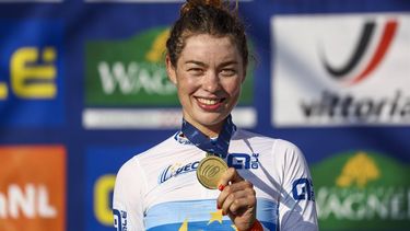 WIJSTER - Winnaar Mischa Bredewold tijdens de huldiging na het winnen van de wegwedstrijd voor vrouwen elite tijdens de Europese kampioenschappen wielrennen op de Col du Vam (Vam-berg) in Midden-Drenthe, Nederland, op 23 september 2023. ANP VINCENT JANNINK