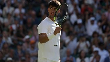 epa12210937 Carlos Alcaraz of Spain celebrates winning his Men's 2nd round match against Oliver Tarvet of Britain at the Wimbledon Championships, Wimbledon, Britain, 02 July 2025.  EPA/NEIL HALL  EDITORIAL USE ONLY