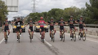 2023-09-17 16:23:11 epa10866582 The overall leader, US rider Sepp Kuss (C) of Team Jumbo-Visma and his teammates pose during the 21st stage of the Vuelta a Espana, a 101 km race from Hipodromo de la Zarzuela to Madrid, in Madrid, Spain, 17 September 2023.  EPA/Manu Bruque