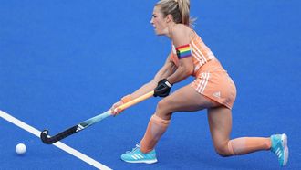epa10813580 Netherlands' Xan de Waard in action during the women’s group stage match Netherlands vs Italy at the EuroHockey Championships 2023 in Moenchengladbach, Germany, 22 August 2023.  EPA/RONALD WITTEK