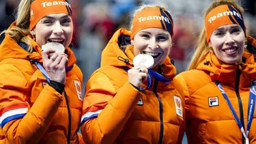MILAAN - Joy Beune, Marijke Groenewoud en Antoinette Rijpma-de Jong poseren voor een foto na de finale van de ploegenachtervolging vrouwen bij het langebaanschaatsen in het Milano Speed Skating Stadium op de Olympische Winterspelen van Milaan. SEM VAN DER WAL / ANP