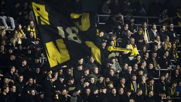 WAALWIJK - Vitessesupporters voor aanvang van de KNVB-bekerwedstrijd tussen RKC Waalwijk en Vitesse in het Mandemakers Stadion. Vitesse zou worden overgenomen door Guus Franke, hij had een deal met een grote Amerikaanse schuldeiser. Maar die is nu afgehaakt, met als gevolg dat Franke de club niet wil overnemen. De overname was voor de KNVB een voorwaarde om Vitesse een proflicentie te geven. ANP FREEK VAN DEN BERGH