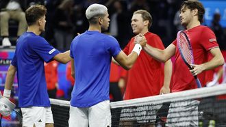 epa12391738 Team Europe's Jakub Mensik of the Czech Republic (L) and Team Europe's Carlos Alcaraz of Spain (2-L) shake hands with Team World's Taylor Fritz (R) and Alex Michelsen of the USA (2-R) after winning a point during Day 1 of the Laver Cup tennis tournament in San Francisco, California, USA, 19 September 2025. Team Europe faces Team World for a three-day tournament, 19 September to 21 September.  EPA/JOHN G. MABANGLO