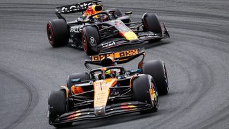 ZANDVOORT - Oscar Piastri (McLaren) (onder), Max Verstappen (Red Bull) (boven) tijdens de F1 Grand Prix van Nederland op het Circuit van Zandvoort. ANP SEM VAN DER WAL
