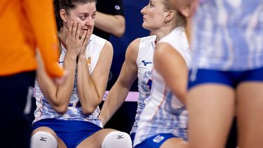 PARIJS - Anne Buijs en Marrit Jasper na afloop van de groepswedstrijd tussen Nederland en de Dominicaanse Republiek van het volleybaltoernooi tijdens de Olympische Spelen. ANP KOEN VAN WEEL