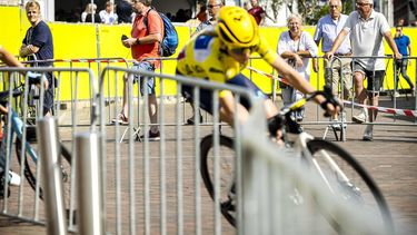 2022-08-01 16:27:40 ROOSENDAAL - Tour de Femmes-winnares Annemiek van Vleuten tijdens de dameskoers op wielerevenement Draai van de Kaai. ANP ROB ENGELAAR