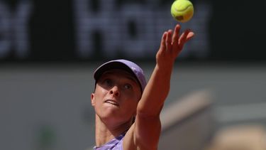 epa13001946 Iga Swiatek of Poland in action during her Women's 3rd round match against Magda Linette of Poland at the French Open Grand Slam tennis tournament at Roland Garros in Paris, France, 29 May 2026.  EPA/TERESA SUAREZ