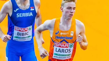 APELDOORN - Niels Laros tijdens de 3000 meter op de derde dag van het EK Indoor atletiek in Omnisport Apeldoorn. ANP IRIS VAN DEN BROEK