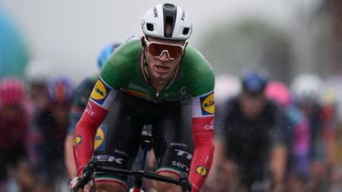 Lidl-Trek's Italian rider Jonathan Milan competes to win the first stage of the 'Renewi Tour' multi-stage five-day cycling race, from Diest to Diest (191,3 km) on August 19, 2026. 
DAVID PINTENS / Belga / AFP
