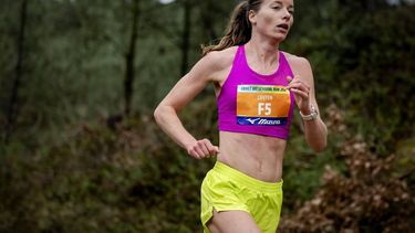 BERGEN - Anne Luijten in actie tijdens het Nederlands kampioenschap tien kilometer hardlopen. ANP ROBIN VAN LONKHUIJSEN