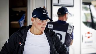 GLENTRESS - Mathieu van der Poel staat de pers te woord nadat hij heeft opgegeven na een val op het onderdeel cross-country mountainbike tijdens de wereldkampioenschappen wielrennen. De Schotse stad en omgeving is van 3 tot en met 13 augustus het toneel van een wereldkampioenschap met meerdere fiets disciplines. ANP ROBIN VAN LONKHUIJSEN