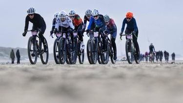 CASTRICUM AAN ZEE - De kopgroepvan de vrouwen in actie op het strand tijdens de 25e editie van de GP Groot Egmond-Pier-Egmond strandrace. Vanaf de boulevard in Egmond aan Zee namen zo'n 3.300 fietsers deel aan deze klassieke race. OLAF KRAAK / ANP