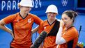 PARIJS - De handboogschutsters Laura van der Winkel, Quinty Roeffen en Gaby Schloesser na afloop van de strijd om de bronzen medaille tegen Mexico op de Olympische Spelen. De Nederlanders verloren eerder in de halve finale van Zuid-Korea. ANP KOEN VAN WEEL