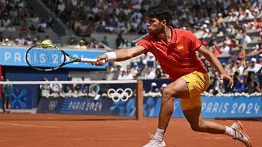 Spain's Carlos Alcaraz returns to Canada's Felix Auger-Aliassime during their men's singles semi-final tennis match on Court Philippe-Chatrier at the Roland-Garros Stadium during the Paris 2024 Olympic Games, in Paris on August 2, 2024.  
CARL DE SOUZA / AFP