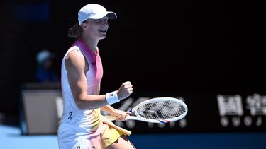 epa11832306 Iga Swiatek of Poland celebrates match point during her round three win over Emma Raducanu of Great Britain in the 2025 Australian Open tennis tournament in Melbourne, Australia, 18 January 2025.  EPA/JOEL CARRETT AUSTRALIA AND NEW ZEALAND OUT