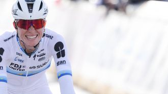 epa12870742 Dutch cyclist Demi Vollering of team FDJ United - Suez crosses the finish line to win the 164,1 kilometres Tour of Flanders one-day cycling race from Oudenaarde to Oudenaarde, in Oudenaarde, Belgium, 05 April 2026.  EPA/OLIVIER MATTHYS