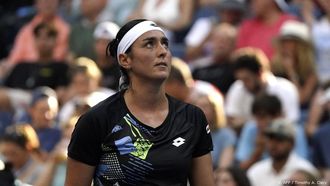 2023-09-04 21:54:11 Tunisia's Ons Jabeur looks on as she plays against China's Qinwen Zheng during the US Open tennis tournament women's singles round of 16 match at the USTA Billie Jean King National Tennis Center in New York City, on September 4, 2023. 
TIMOTHY A. CLARY / AFP