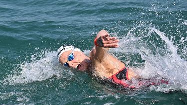 Netherland's Sharon Van Rouwendaal competes in the final of the women's 10km open water swimming event during the 2024 World Aquatics Championships at Doha Port in Doha on February 3, 2024. 
SEBASTIEN BOZON / AFP