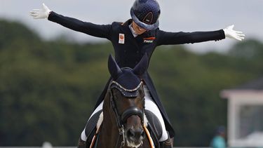 epa11522404 Dinja van Liere of Netherlands riding Hermes competes in the Dressage Team Grand Prix of the Equestrian Dressage competitions in the Paris 2024 Olympic Games, at the Chateau de Versailles in Versailles, France, 03 August 2024.  EPA/CAROLINE BREHMAN