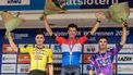EDE - Kampioen Danny van Poppel temidden van Olav Kooij (l) (tweede) en Dylan Groenewegen (derde) tijdens de huldiging van de Nederlandse kampioenschappen wielrennen bij de mannen op de weg. ANP VINCENT JANNINK