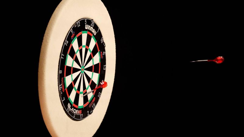 ROTTERDAM - Dartpijl van Nathan Aspinall onderweg naar het bord tijdens zijn partij tegen Engelsman Chris Dobey tijdens de elfde speelronde van de Premier League Darts in Ahoy Rotterdam. ANP BAS CZERWINSKI