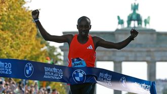 epa12394748 Sabastian Sawe of Kenya wins the men's race of the 51st Berlin Marathon in Berlin, Germany, 21 September 2025.  EPA/CLEMENS BILAN