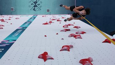 An overview shows China's Wu Peng react as he loses the  men's sport climbing speed final during the Paris 2024 Olympic Games at Le Bourget Sport Climbing Venue in Le Bourget on August 8, 2024. 
Michael REAVES / AFP