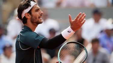 Italy's Lorenzo Musetti reacts during his men's singles quarter-final match against US Frances Tiafoe on day 10 of the French Open tennis tournament on Court Philippe-Chatrier at the Roland-Garros Complex in Paris on June 3, 2025. 
Dimitar DILKOFF / AFP