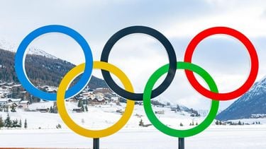 LIVIGNO - De olympische ringen in de Italiaanse stad Livigno. De Olympische Winterspelen van 2026 worden gehouden in Milaan en Cortina d'Ampezzo, maar de disciplines freestyle en snowboard vinden plaats op de pistes van Livigno. IRIS VAN DEN BROEK / ANP